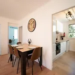 Grand Appartement 3 Chambres Avec Clim Et Balcon